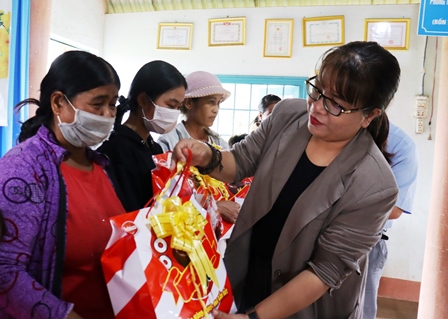 Hội Văn học Nghệ thuật Đắk Lắk tặng quà Tết cho buôn kết nghĩa